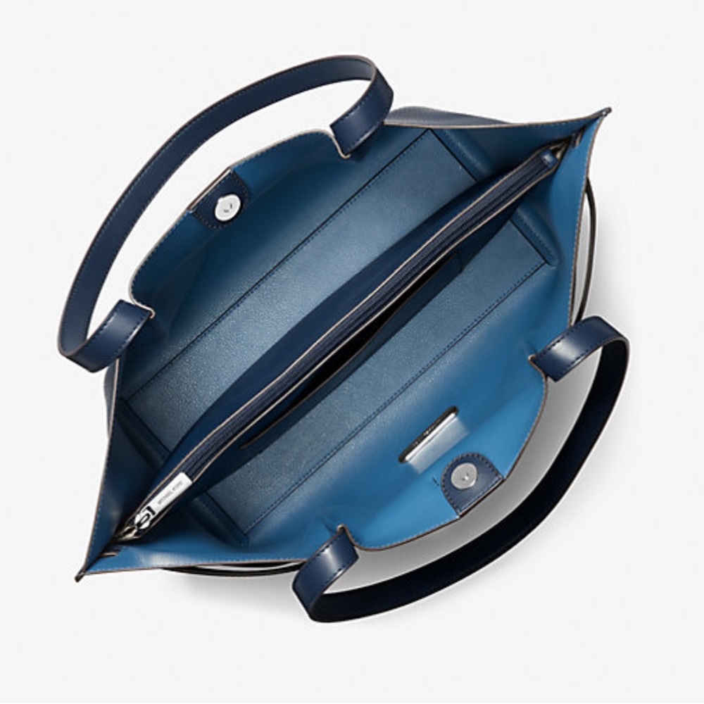 MICHAEL KORS OUTLET
Emilia Large Pebbled Leather Tote Bag
COLOR NAVY
NWT - Picture 2 of 16